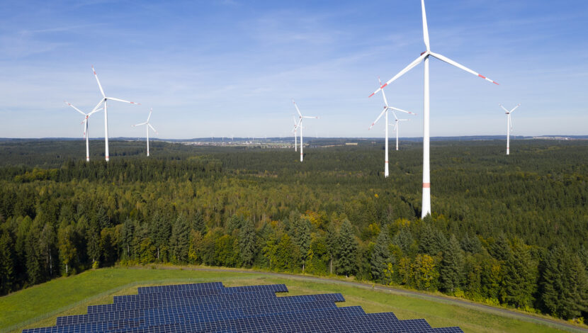 Wind power plant with solar panels